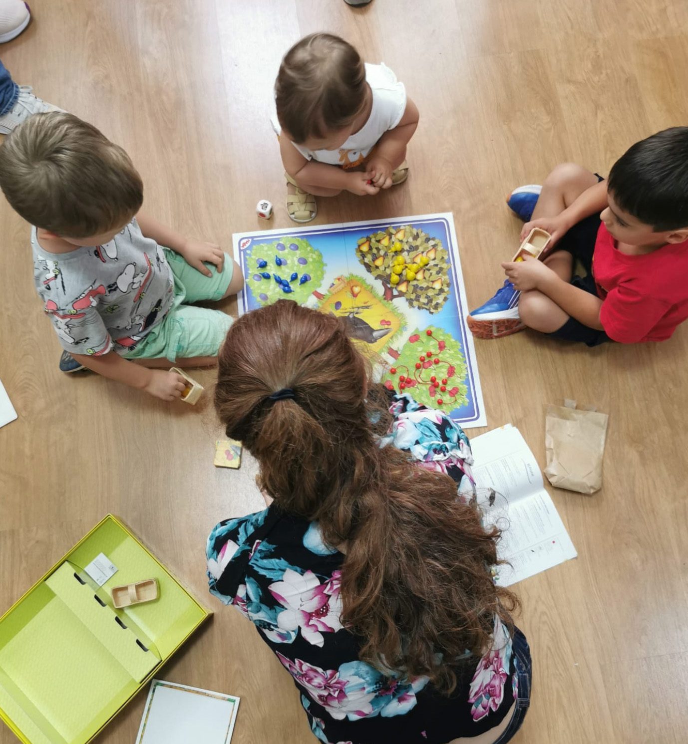 Enfants autour d'un jeu de langage, assis au sol